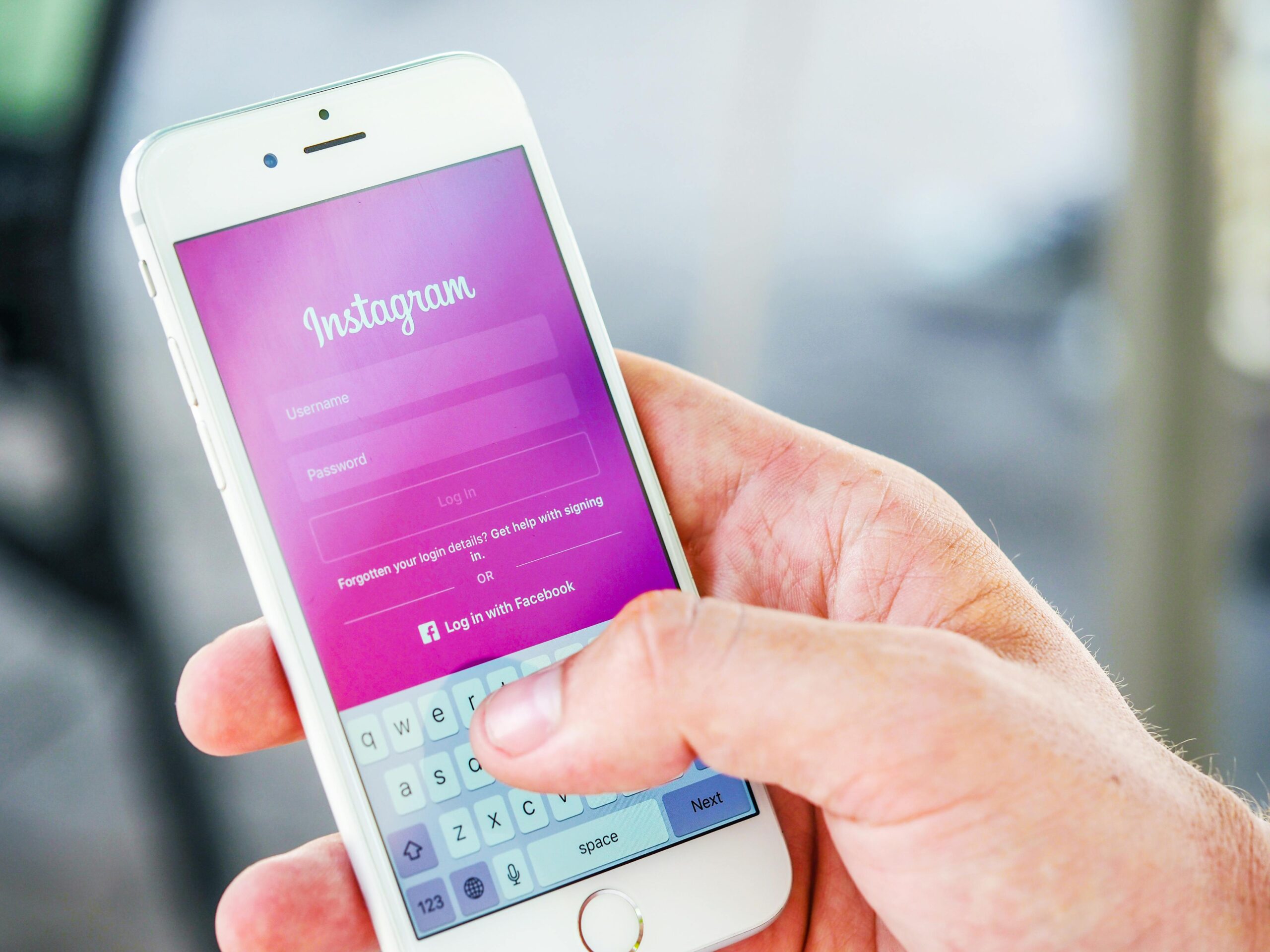 Using Instagram Polls and Q&A for Better Audience Interaction